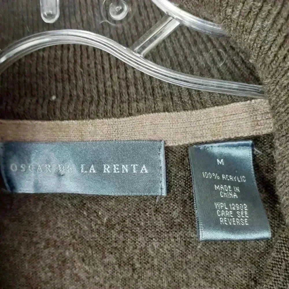 Oscar DE La Renta Size Medium 100% acrylic EUC